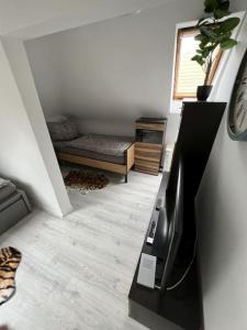 een woonkamer met een flatscreen-tv op een aanrecht bij MG14 Schönes Monteur Apartment für 3 Personen in Mönchengladbach