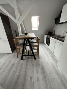 cocina con mesa y sillas en una habitación en MG14 Schönes Monteur Apartment für 3 Personen, en Mönchengladbach