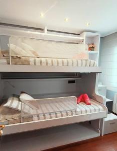 מיטה או מיטות קומותיים בחדר ב-Arrantzale Beach