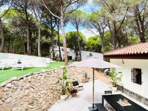 Vonkajšia záhrada v ubytovaní Luxury private Villa 25m Pool, Gym, 200m to Beach