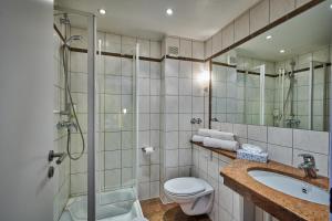 Koupelna v ubytování Hotel Westend + 20 fotografií