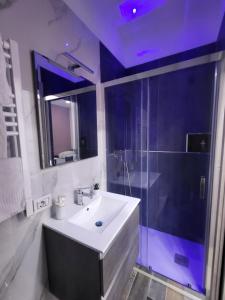 ナポリにあるLa bomboniera di Danteのバスルーム(洗面台、ガラス張りのシャワー付)
