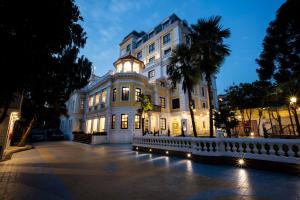 un gran edificio blanco con una torre de reloj en la parte superior en Maya Manor Boutique Hotel by KGH Group, en Katmandú