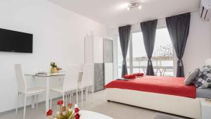 een slaapkamer met een bed, een tafel en een bureau bij Sozopol Lifestyle A27 in Sozopol