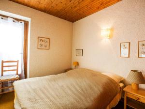 Säng eller sängar i ett rum på Chalet Val-d'Isère, 4 pièces, 8 personnes - FR-1-694-99