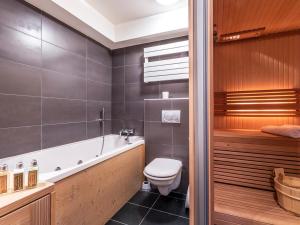 a bathroom with a toilet and a bath tub at Appartement Val-d'Isère, 3 pièces, 6 personnes - FR-1-694-132 in Val-d'Isère