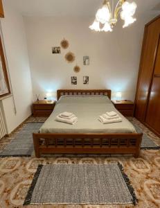 um quarto com uma cama com duas toalhas em Le ballerine em Crocetta