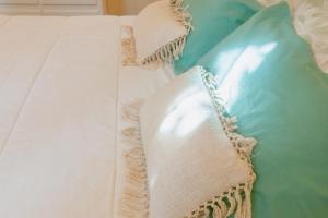 ein weißes Bett mit zwei Kissen darauf in der Unterkunft Il Piccolo Borgo - con vista in Certaldo