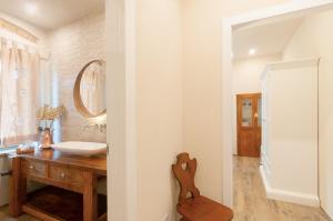 ein Bad mit einem Waschbecken und einem Spiegel in der Unterkunft Il Piccolo Borgo - con vista in Certaldo