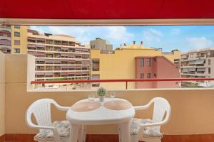 ein weißer Tisch und Stühle auf einem Balkon in der Unterkunft Sol y Mar in Puerto de Santiago