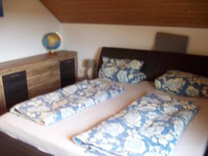 Ferienoase im Zottbachtal في Pleystein: غرفة نوم بسريرين ذات شراشف زرقاء وبيضاء