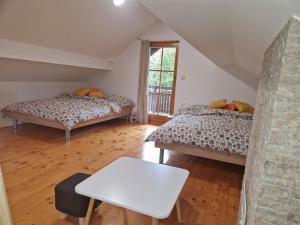 Habitación con 2 camas y mesa. en Sweet Country House, en Markovci