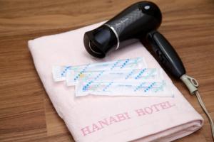um telefone em cima de um guardanapo com um hotel haram em Hotel Hanabi - Vacation STAY 67110v em Tóquio