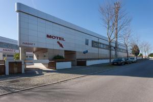 a modern building with a car parked in front of it at Motel Paraíso do Braseiro in Vila Nova de Gaia