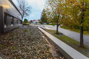 a sidewalk lined with rocks next to a building at Motel Paraíso do Braseiro in Vila Nova de Gaia +8 photos