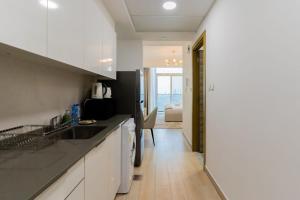Kuchyň nebo kuchyňský kout v ubytování LUXFolio Retreats - Modern Studio with Elegance