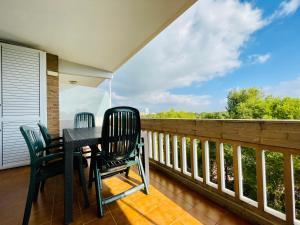 een patio met een tafel en stoelen op een balkon bij Costa Daurada Apartaments - CYE 6 II in Salou