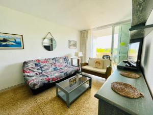 een woonkamer met een bank en een tafel bij Costa Daurada Apartaments - CYE 6 II in Salou