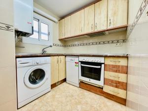 een keuken met een wasmachine en een wasmachine bij Costa Daurada Apartaments - CYE 6 II in Salou