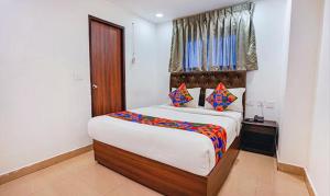 um quarto com uma cama grande num quarto em FabHotel Earth 2, Chennai em Chennai