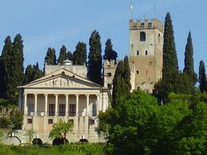 een kasteel bovenop een heuvel met bomen bij Casa della Magnolia in Conegliano