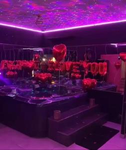 Pokój z czerwonymi krzesłami i różowym sufitem w obiekcie La Gold Room Jacuzzi & Sauna privé w Perpignanie +9 zdjęć