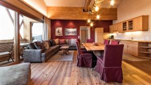 sala de estar con sofá y mesa en Widmannhof - Urlaub auf dem Biobauernhof, en Bresanona