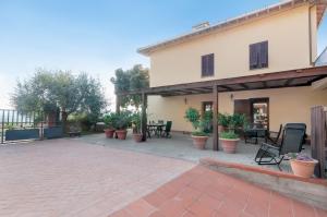 een patio met potplanten en een gebouw bij Il Piccolo Borgo for 7 guests in Certaldo