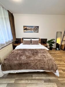um quarto com uma cama grande num quarto em Urlaub im Herzen von Bad Aussee em Bad Aussee