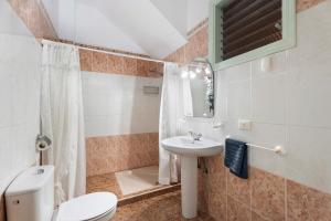 uma pequena casa de banho com WC e lavatório em Casa Rural Paula Maretas Beach em Santa Cruz de Tenerife