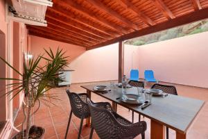 uma sala de jantar com mesa e cadeiras em Casa Rural Paula Maretas Beach em Santa Cruz de Tenerife