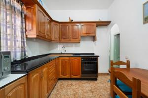 Kuchyň nebo kuchyňský kout v ubytování Casa Rural Paula Maretas Beach