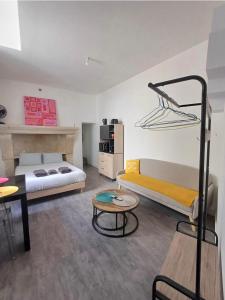 una habitación con dos literas y una mesa en le one, en Agen