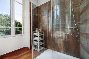 ein Badezimmer mit Dusche und Fenster in der Unterkunft La Papautiere in Carignan + 23 Fotos