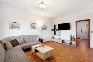 Telewizja i/lub zestaw kina domowego w obiekcie Bonita Casa Arianny con Piscina