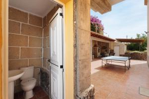 Patio lub wspólna przestrzeń na świeżym powietrzu w obiekcie Bonita Casa Arianny con Piscina