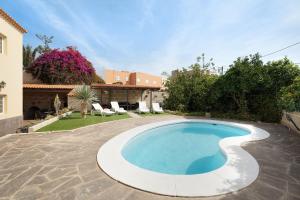 basen w ogrodzie z domem w obiekcie Bonita Casa Arianny con Piscina w Aronie