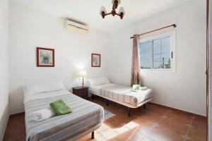 sypialnia z dwoma łóżkami i oknem w obiekcie Bonita Casa Arianny con Piscina w Aronie +29 zdjęć
