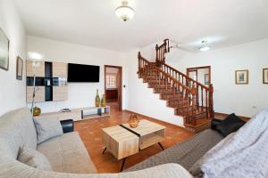 salon z kanapą i stołem w obiekcie Bonita Casa Arianny con Piscina w Aronie