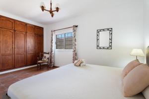 Łóżko lub łóżka w pokoju w obiekcie Bonita Casa Arianny con Piscina