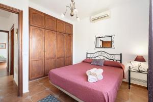 Łóżko lub łóżka w pokoju w obiekcie Bonita Casa Arianny con Piscina