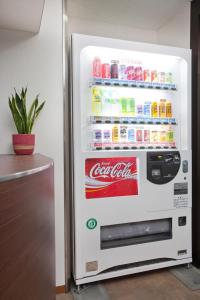 un frigorifero aperto con cocacola e bevande di Hotel Hanabi - Vacation STAY 62608v a Tokyo