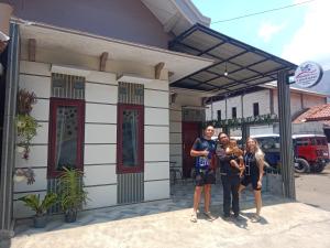 un grupo de personas de pie en frente de un edificio en Widodaren Homestay en Probolinggo