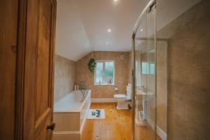 een badkamer met een bad, een toilet en een wastafel bij Spacious Heart of town w/garden WiFi Smart TV in Cirencester