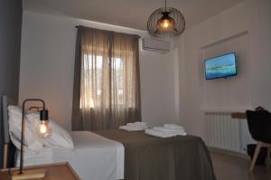 a hotel room with a bed and a window at BaCar b&b in Quattromiglio