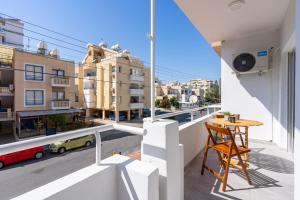 balcone con tavolo e vista sulla città di Powder’s 1-Bedroom Retreat in Mackenzy, Larnaca a Larnaka