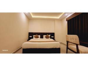 Llit o llits en una habitació de Neelkanth Hotel