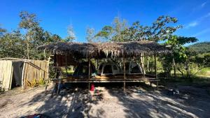 een kleine hut met een rieten dak bij Green smile camping and private beach in Krabi town