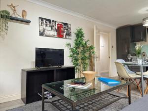 - un salon avec une table et une télévision dans l'établissement 2 Bedroom flat in great location!, à Londres