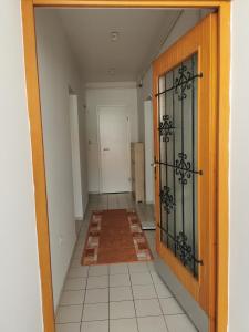 pusty korytarz z drzwiami i podłogą wyłożoną kafelkami w obiekcie Mama w mieście Osijek